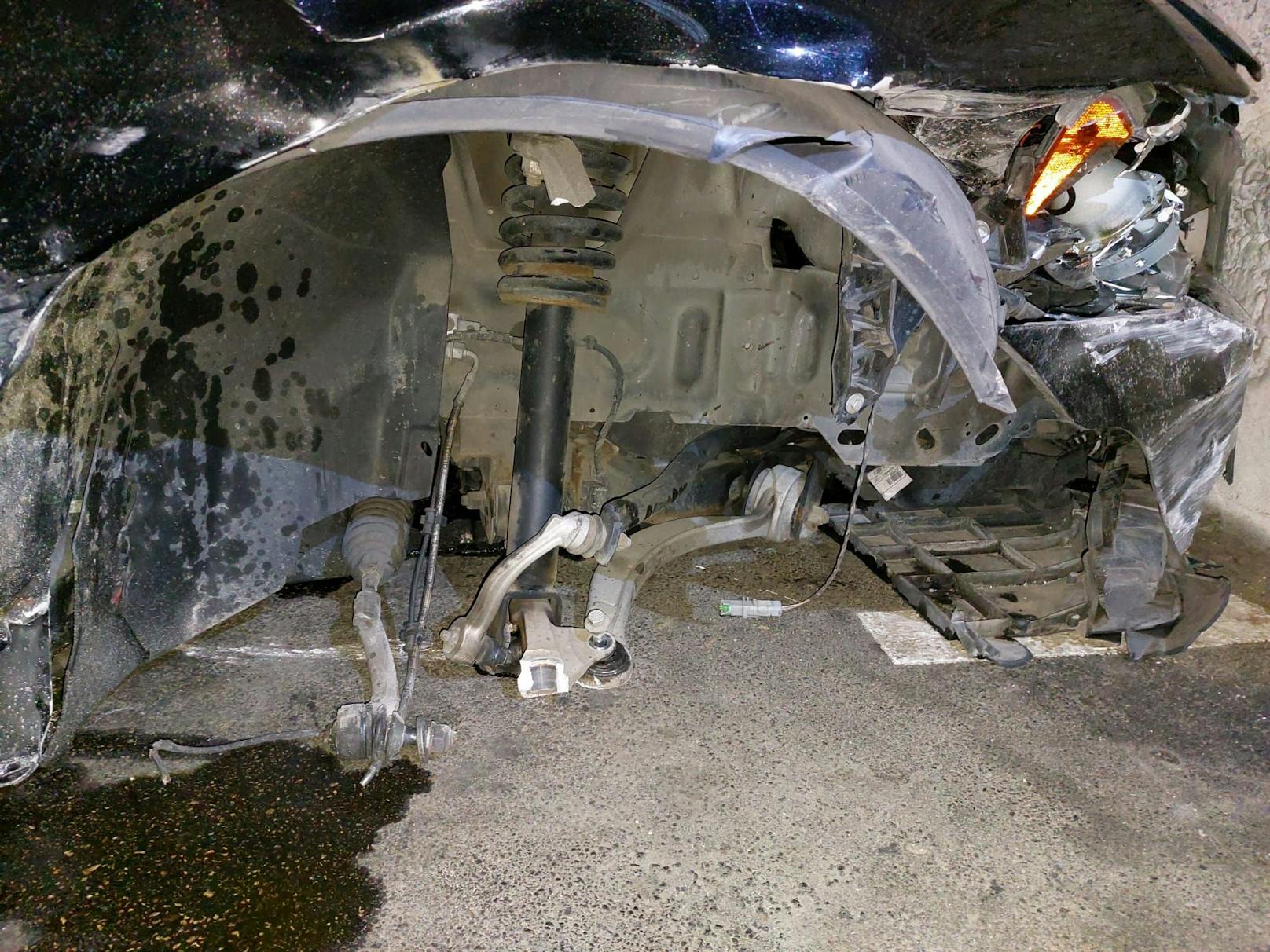 Der Pkw-Lenker stellte das demolierte Fahrzeug in der Garage ab