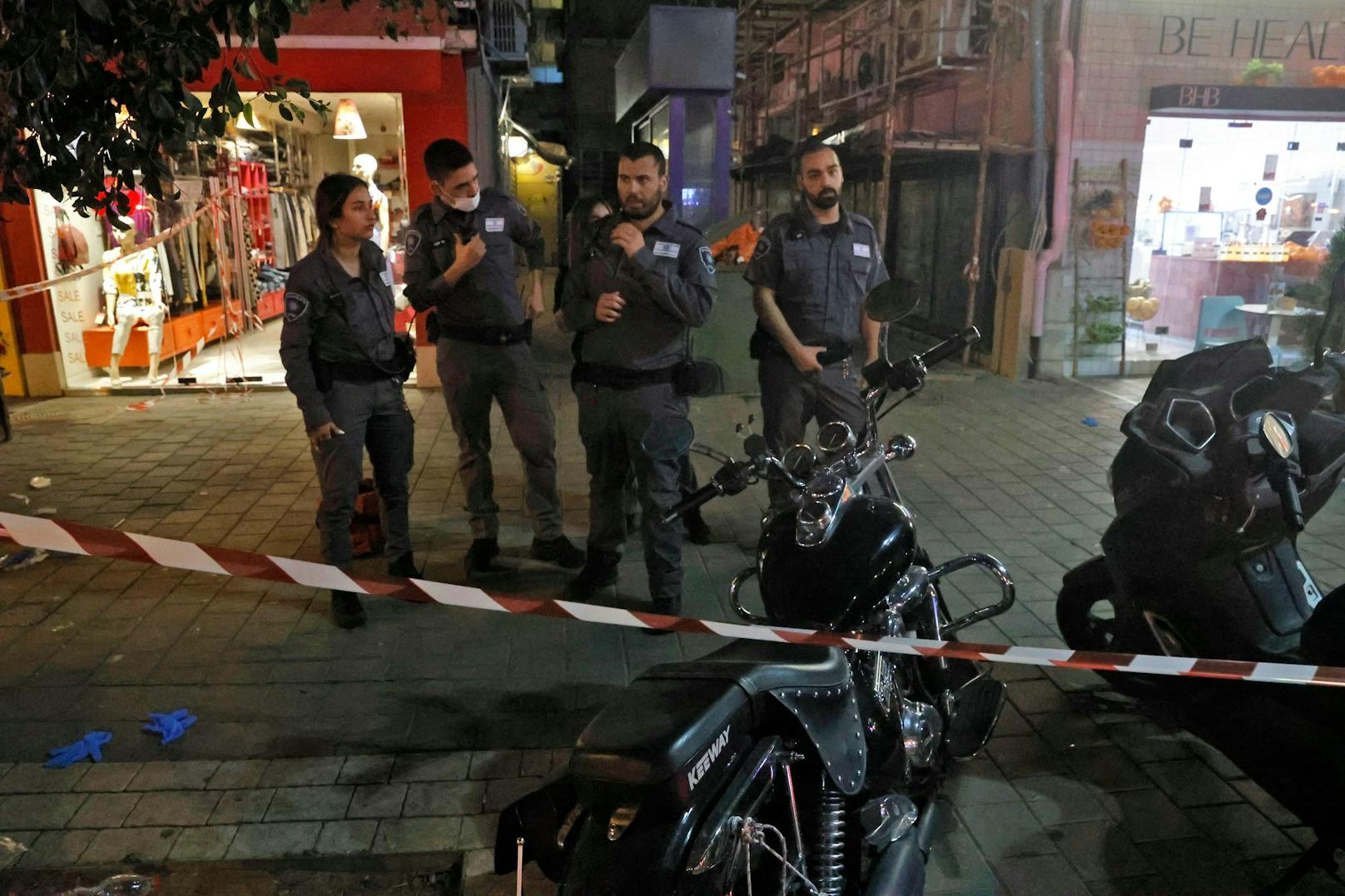 In Tel Aviv kamen am Donnerstagabend (07. April 2022) mindestens zwei Personen bei einem Anschlag ums Leben. 