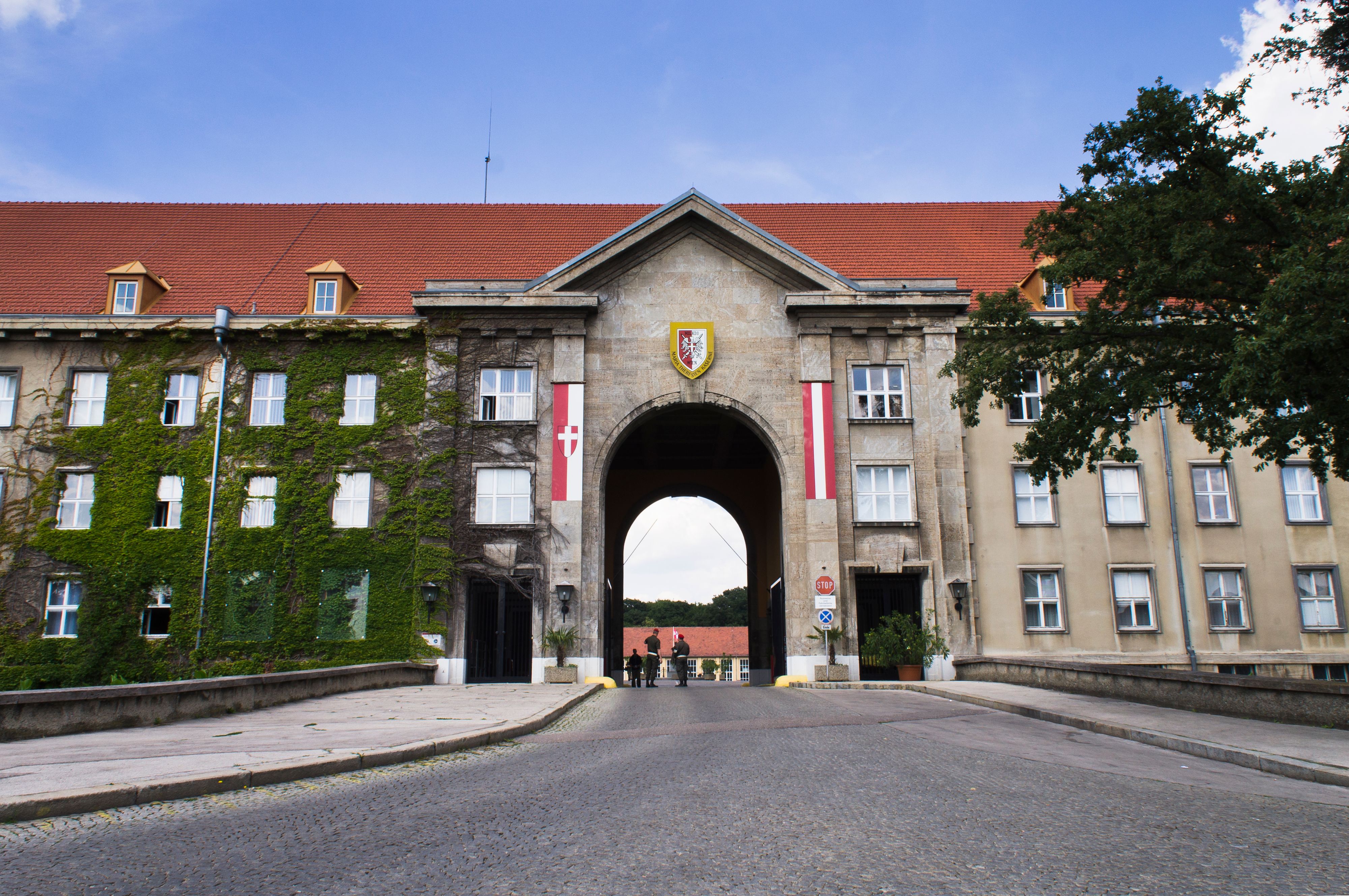 In der Maria-Theresien-Kaserne wurde die Leiche des Mannes gefunden.