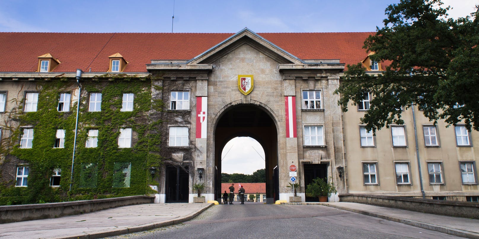 In der Maria-Theresien-Kaserne wurde die Leiche des Mannes gefunden.