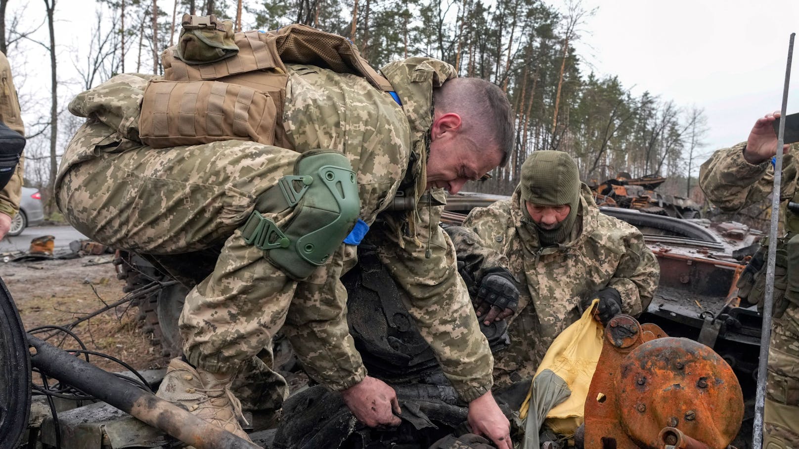 Ein brutaler Clip kursiert derzeit im Netz, das Kriegsverbrechen ukrainischer Soldaten zeigen soll.&nbsp;