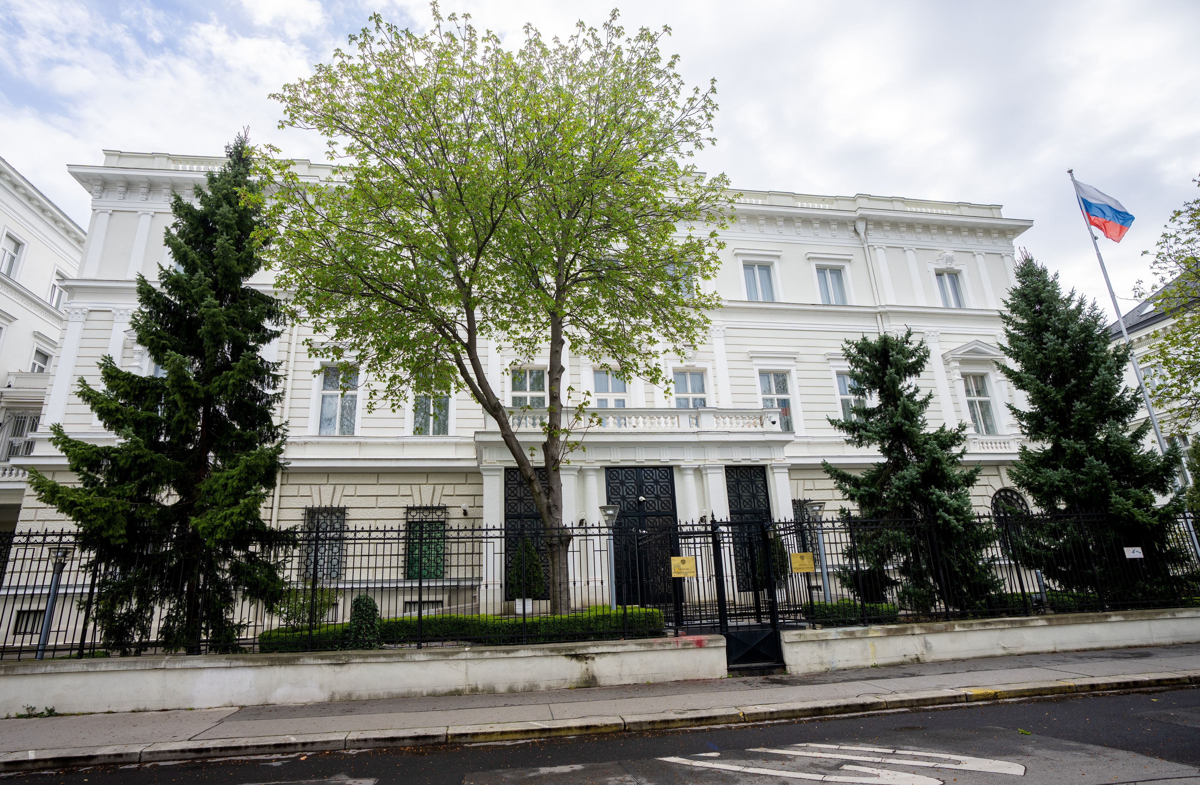 Drei Mitarbeiter der russischen Botschaft in Wien wurden ausgewiesen, ein Mitarbeiter am Generalkonsulat Salzburg. Moskau droht mit Vergeltung.