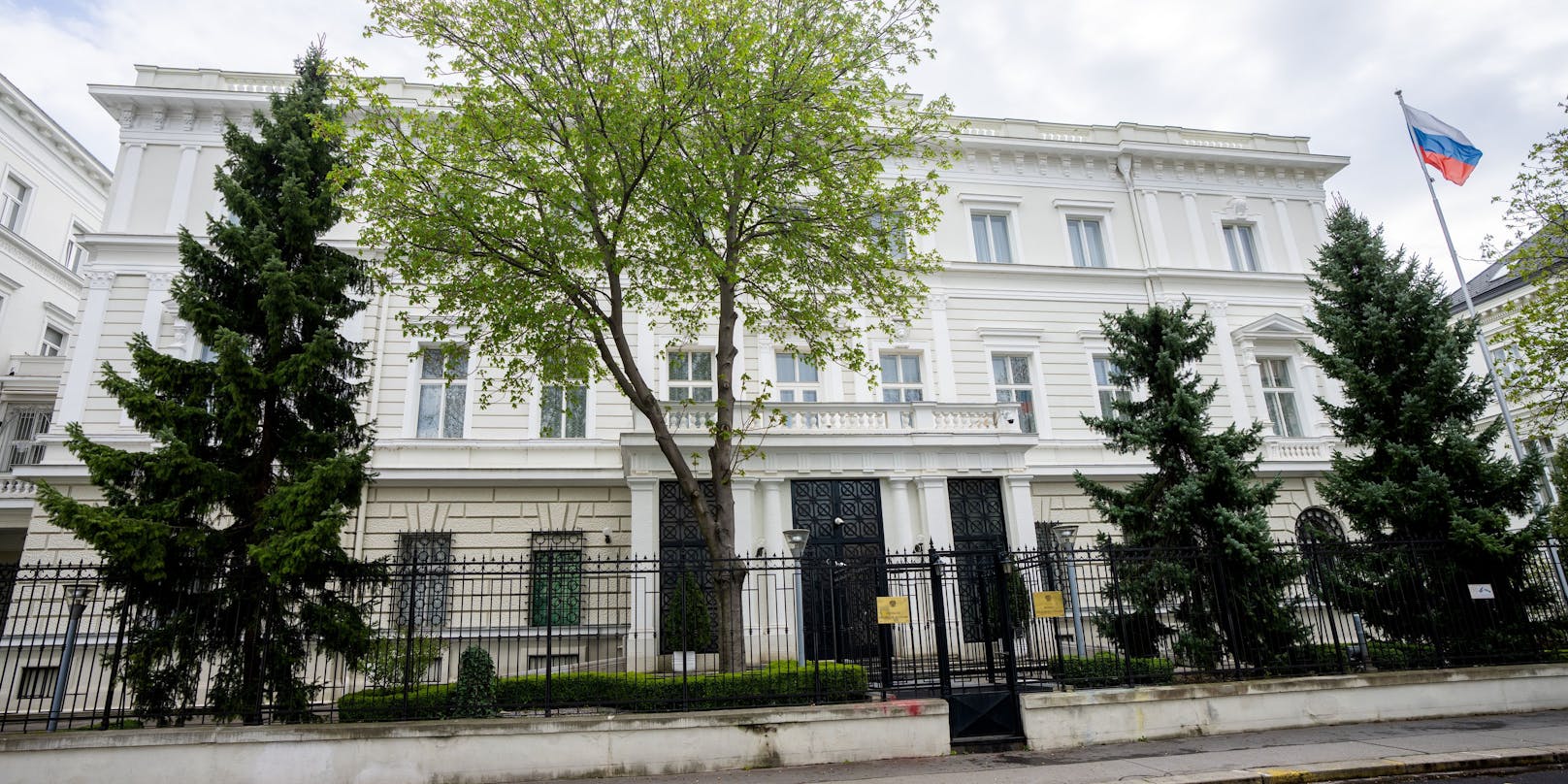 Drei Mitarbeiter der russischen Botschaft in Wien wurden ausgewiesen, ein Mitarbeiter am Generalkonsulat Salzburg. Moskau droht mit Vergeltung.