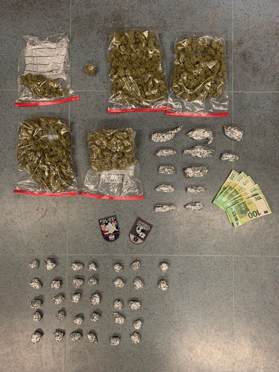 Die Polizei konnte in der Wohnung zahlreiche Beweise sicherstellen.