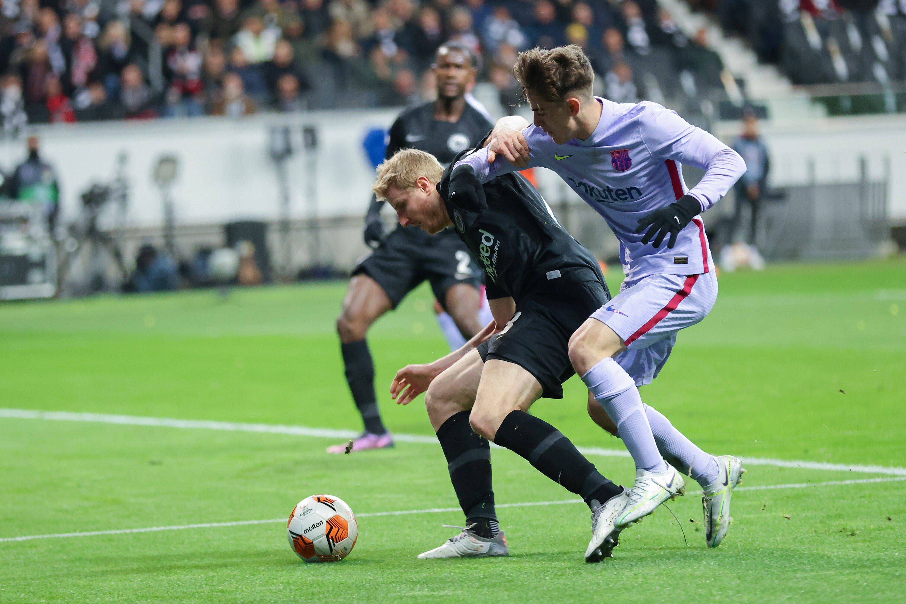 ÖFB-Legionär Martin Hinteregger im Zweikampf mit Barcelona-Youngster Gavi. 
