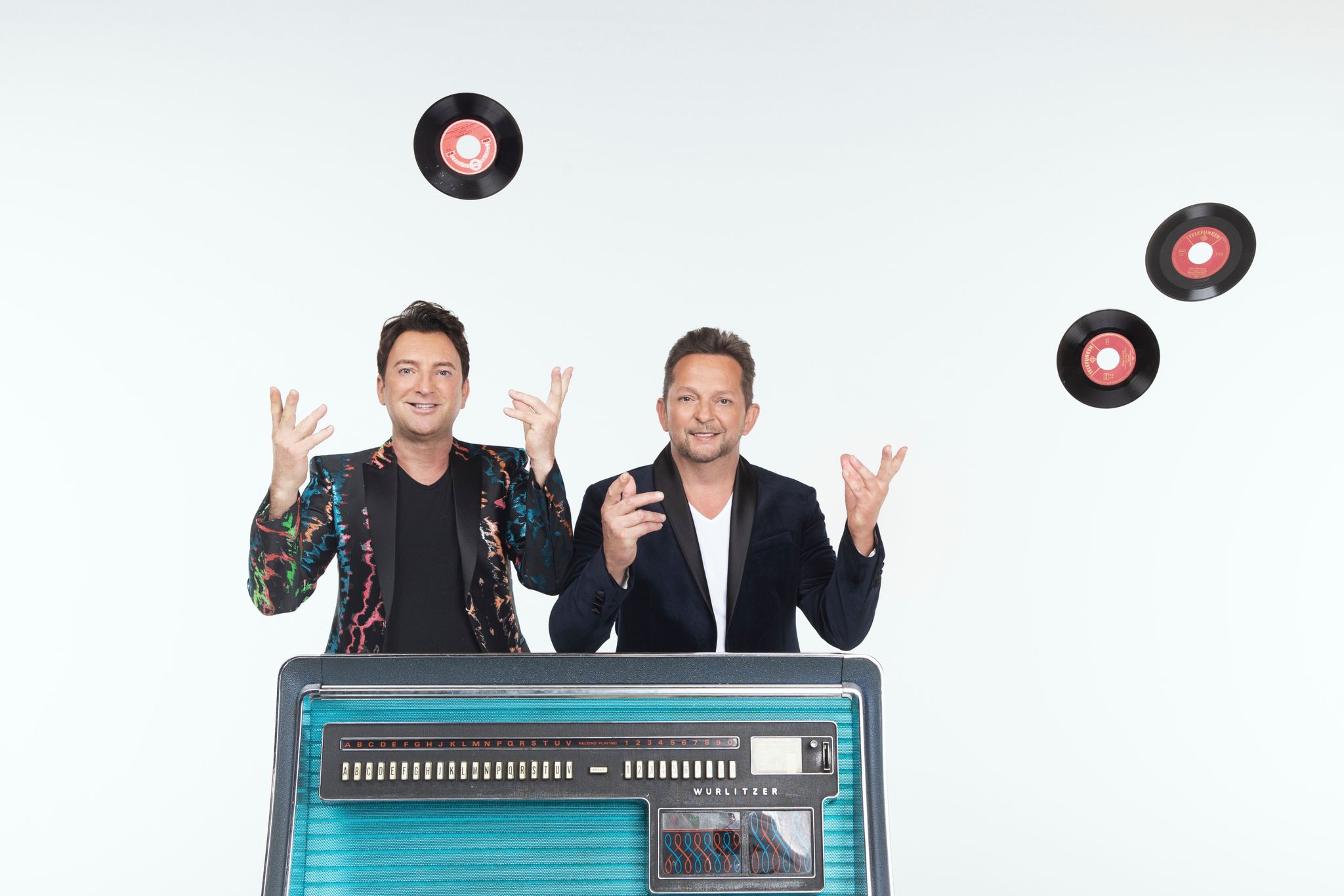 Das Schlager-Duo Fantasy kommt im April nach Wien: Mit ein wenig Glück kannst du sie persönlich kennenlernen und eine tolle Fanbox gewinnen!