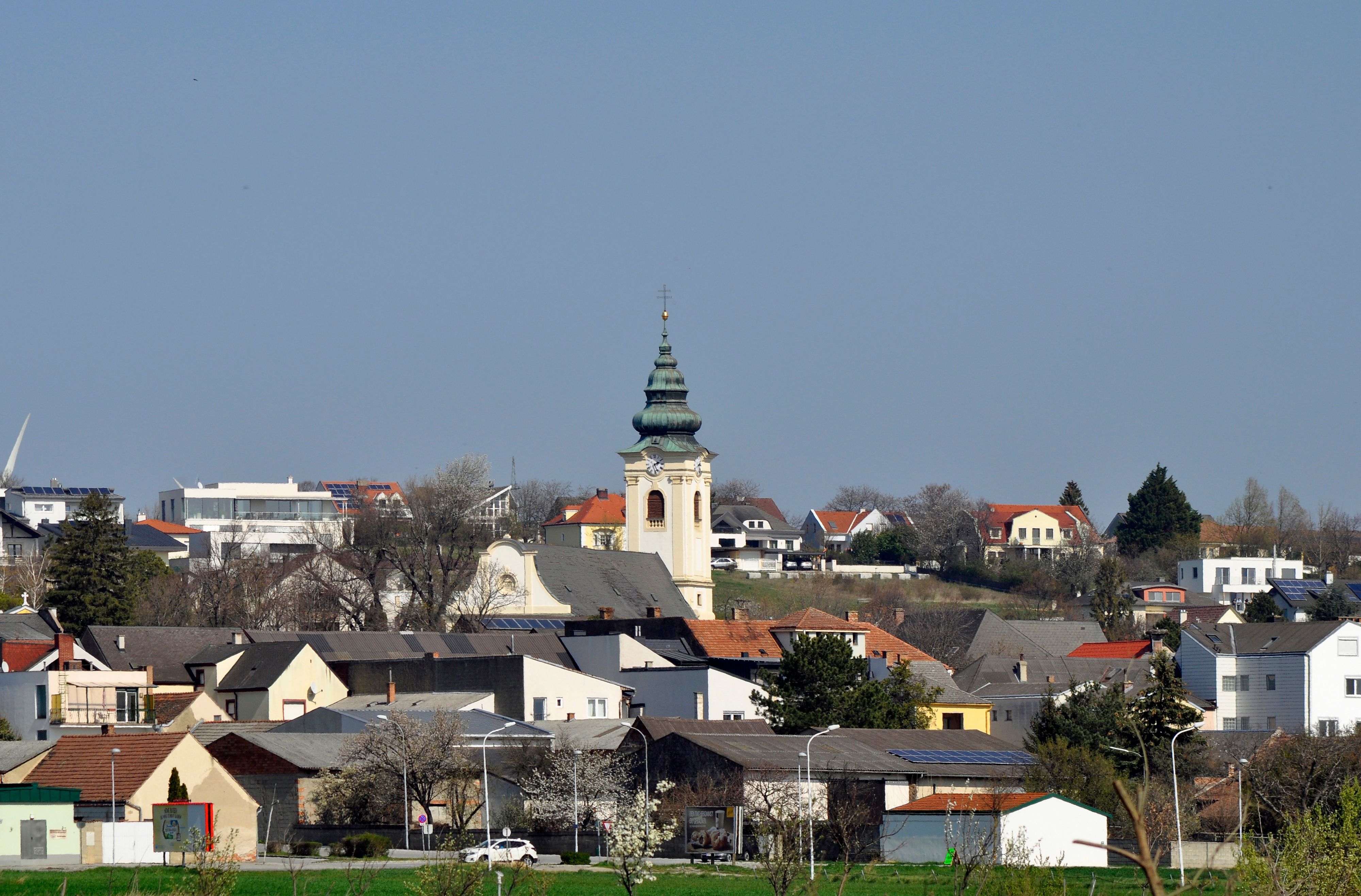 Download von www.picturedesk.com am 07.04.2022 (16:00).  Blick auf die Stadt Neusiedl am See im Burgenland. Österreich, Ansicht auf die Stadt mit der Pfarrkirche Neusiedl am See . - 20190331_PD16555 - Rechteinfo: Rights Managed (RM)