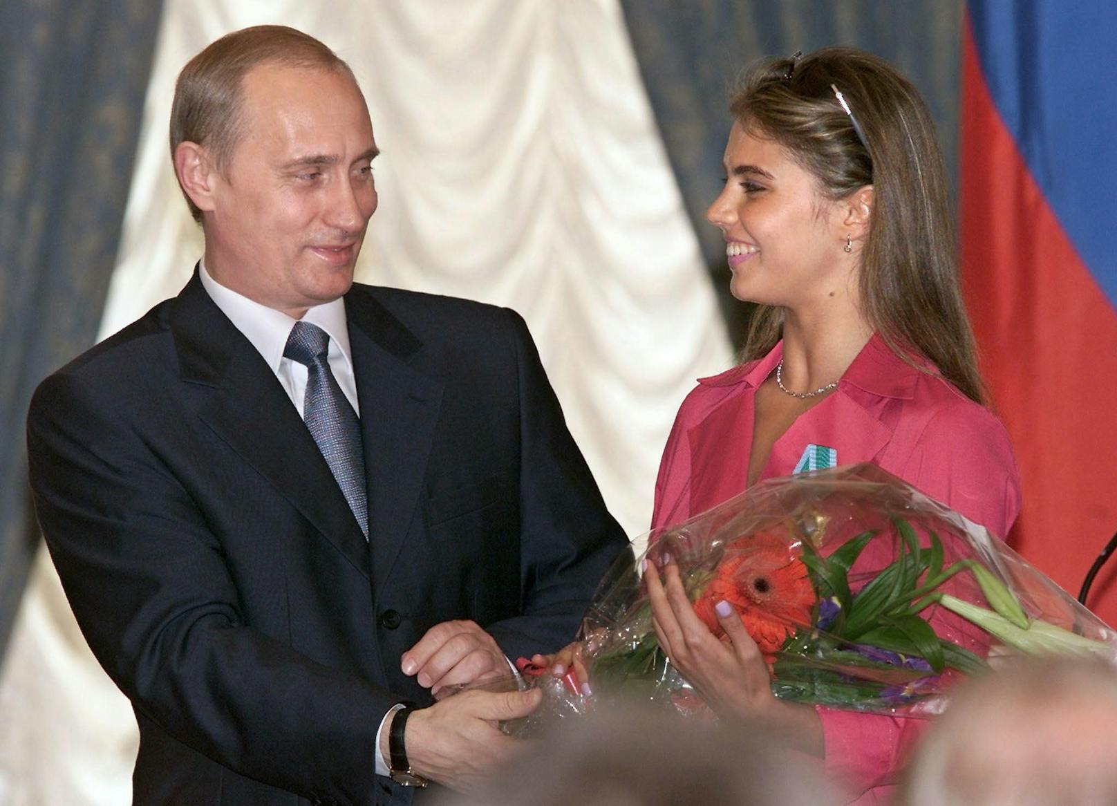 Verdächtige Turteleien im Jahr 2001: Putin verleiht Alina Kabaeva einen Orden...