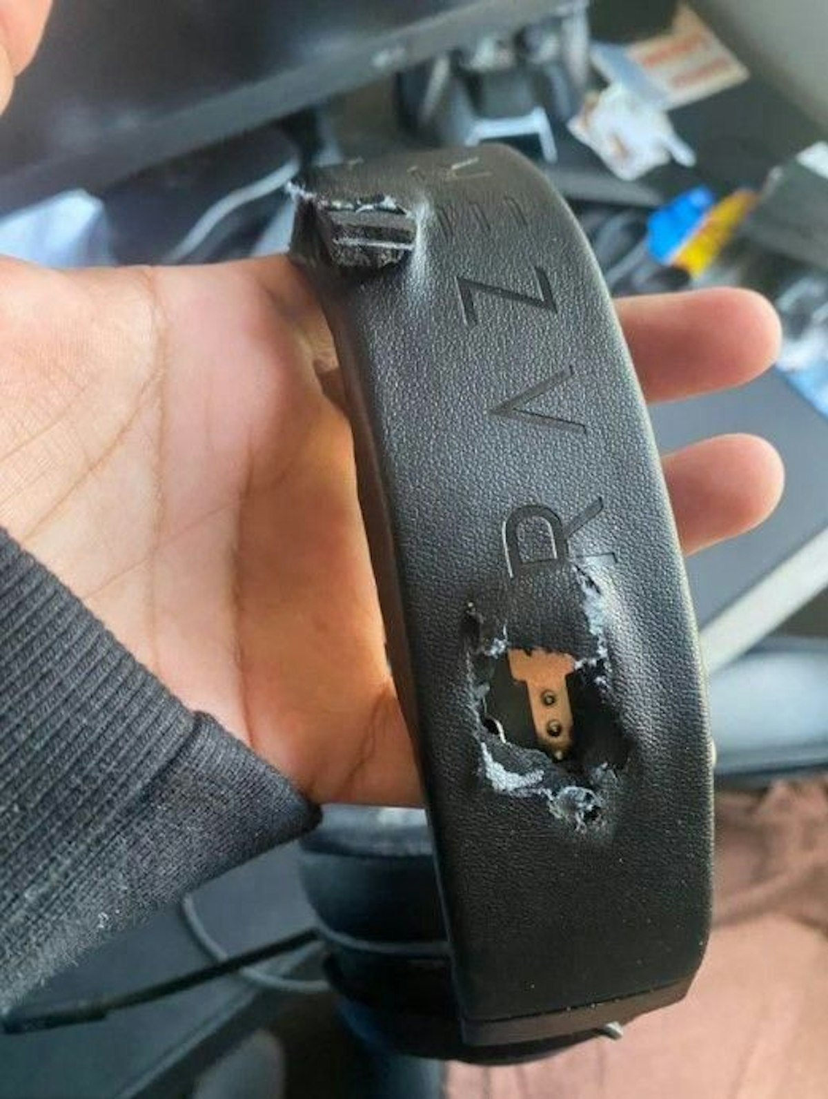 So sieht das Headset des 18-Jährigen nun aus. Der Schuss prallte davon ab.