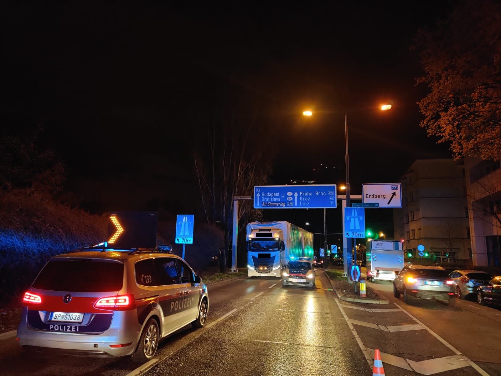 Der LKW musste rückwärts das Lände hinauf zurückschieben.