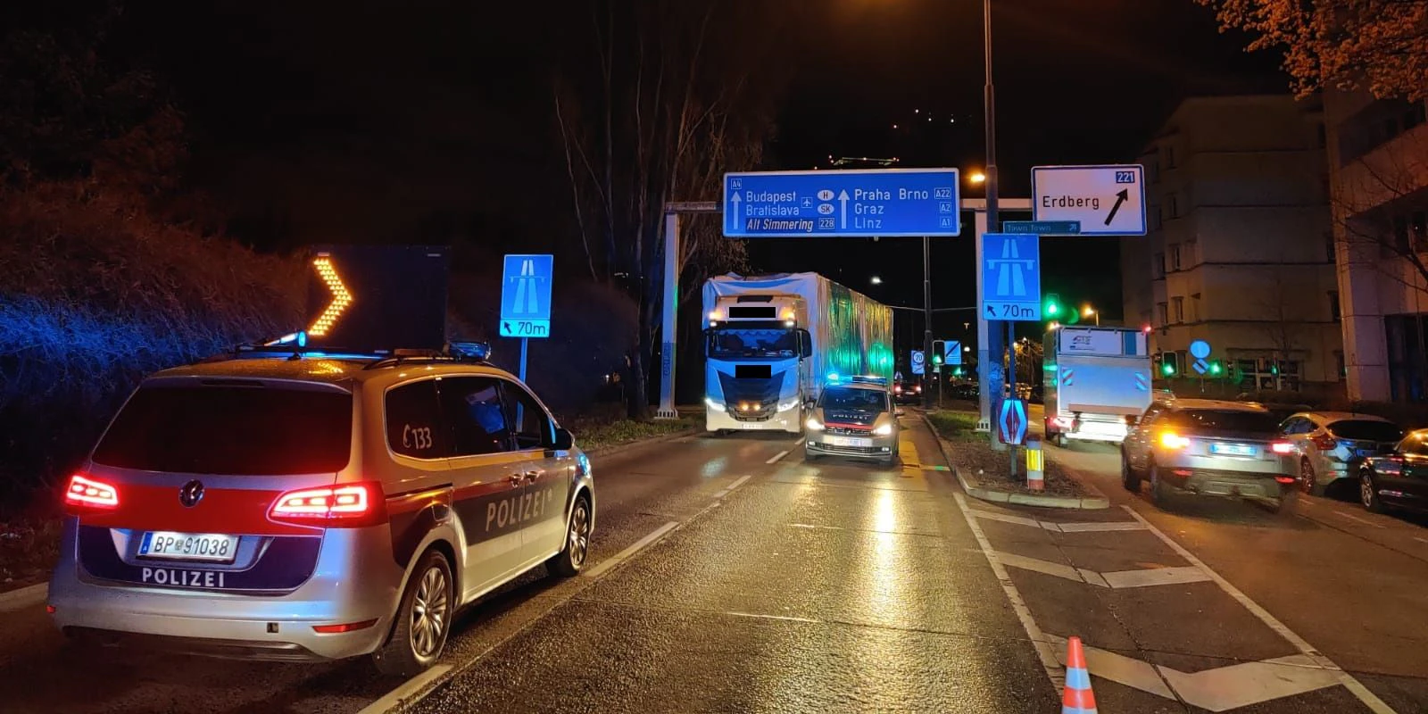 Der LKW musste rückwärts das Lände hinab zurückschieben.