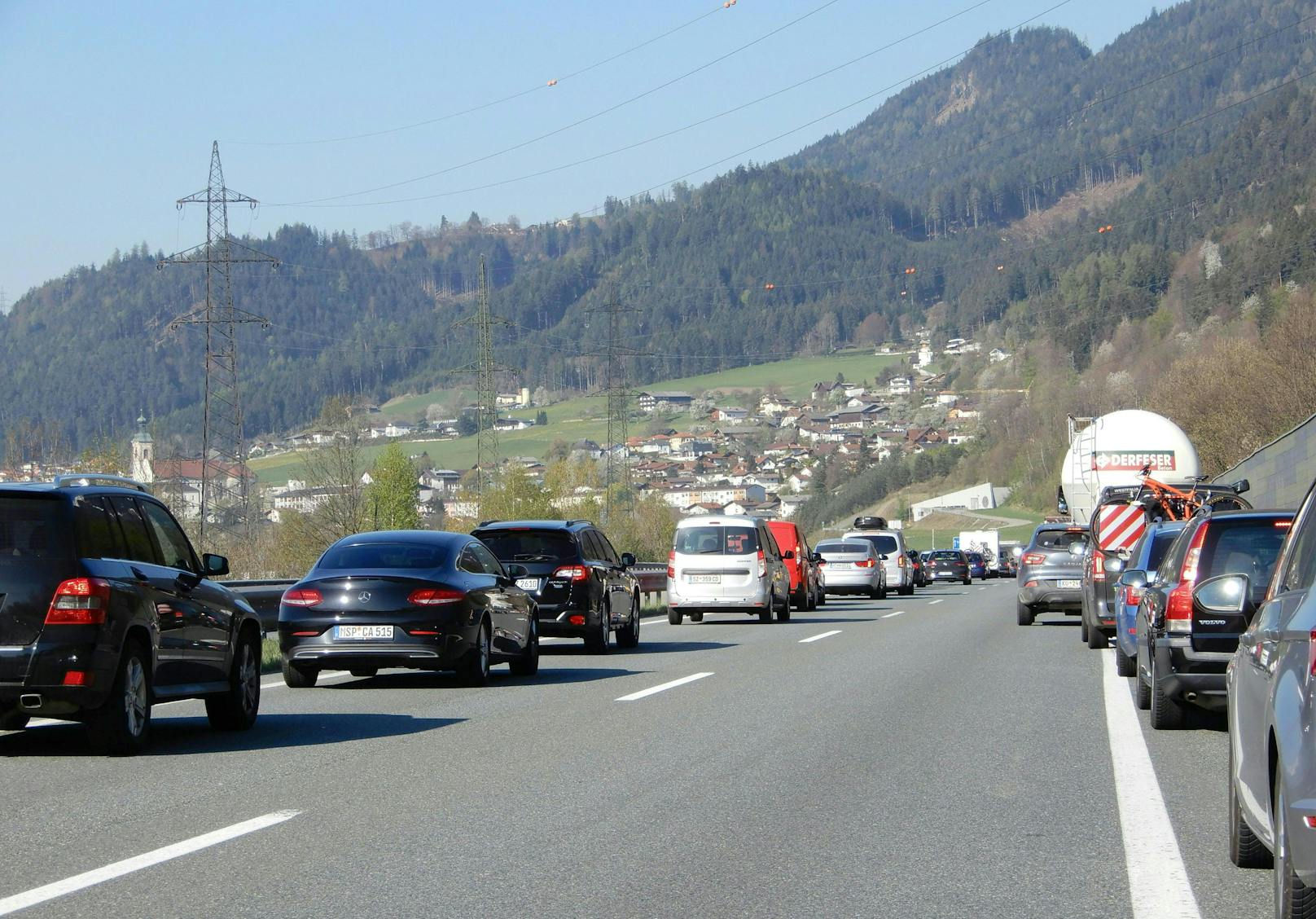 Eine Rettungsgasse im Osterreiseverkehr auf der Inntalautobahn (A12) bei Schwaz. Archivbild
