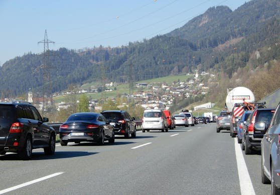 Eine Rettungsgasse im Osterreiseverkehr auf der Inntalautobahn (A12) bei Schwaz. Archivbild