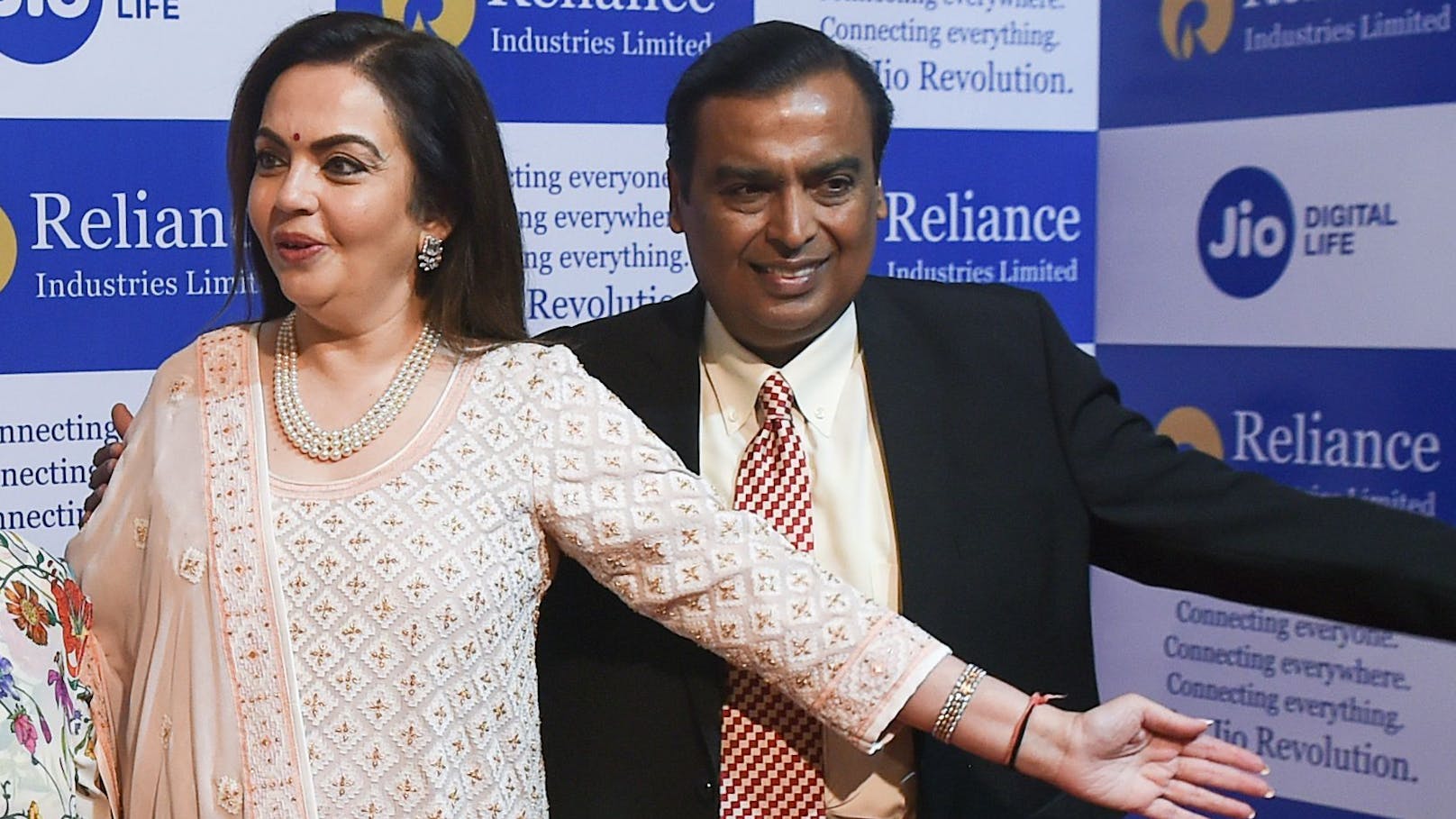 Der Inder &nbsp;<strong>Mukesh Ambani </strong>(im Bild mit Frau Nita) landet mit einem Vermögen von 90,7 Milliarden auf Platz zehn. Seine Firma Reliance Industries ist im Rohstoff-, Telekom- und Einzelhandelssektor tätig.