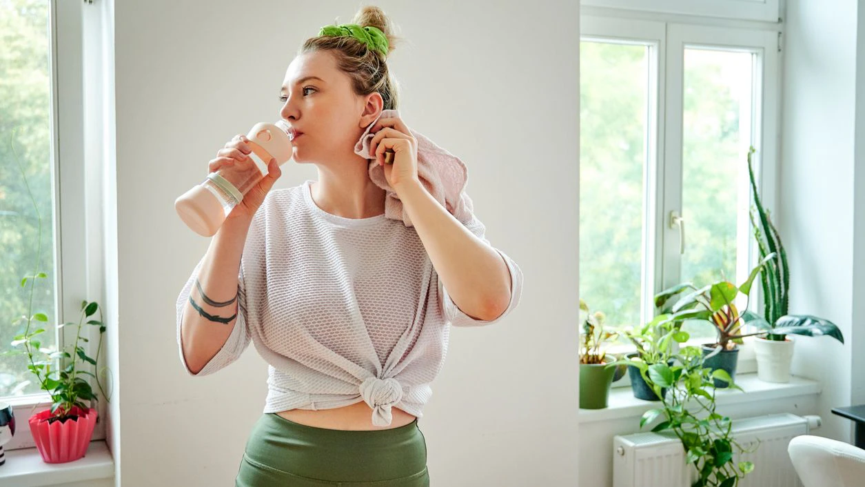 Deine Sweatpants und Oversize-Shirts musst du nicht nur während dem Training tragen oder beim herumlungern auf der Couch. Auch im Street-Style-Look überzeugen Sport-Leggings & Co. 