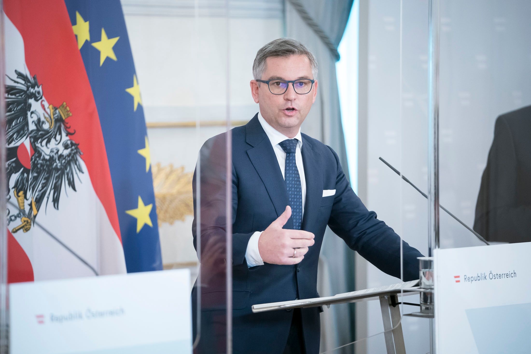 Die Mineralölsteuersenkung würde Diesel um acht, Benzin um 15 Cent billiger machen.
