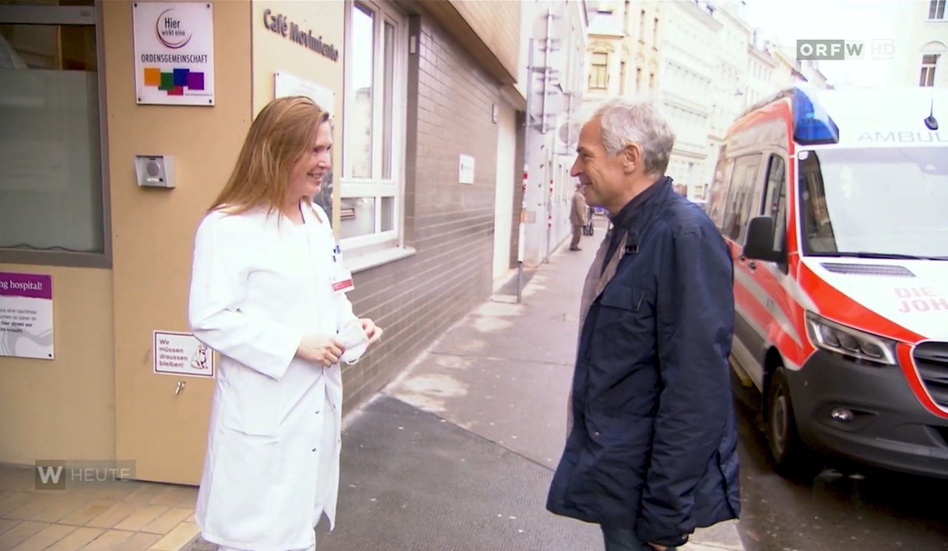 Gerhard M. bedankt sich bei einer der beiden Ärztinnen, die ihm das Leben retteten.