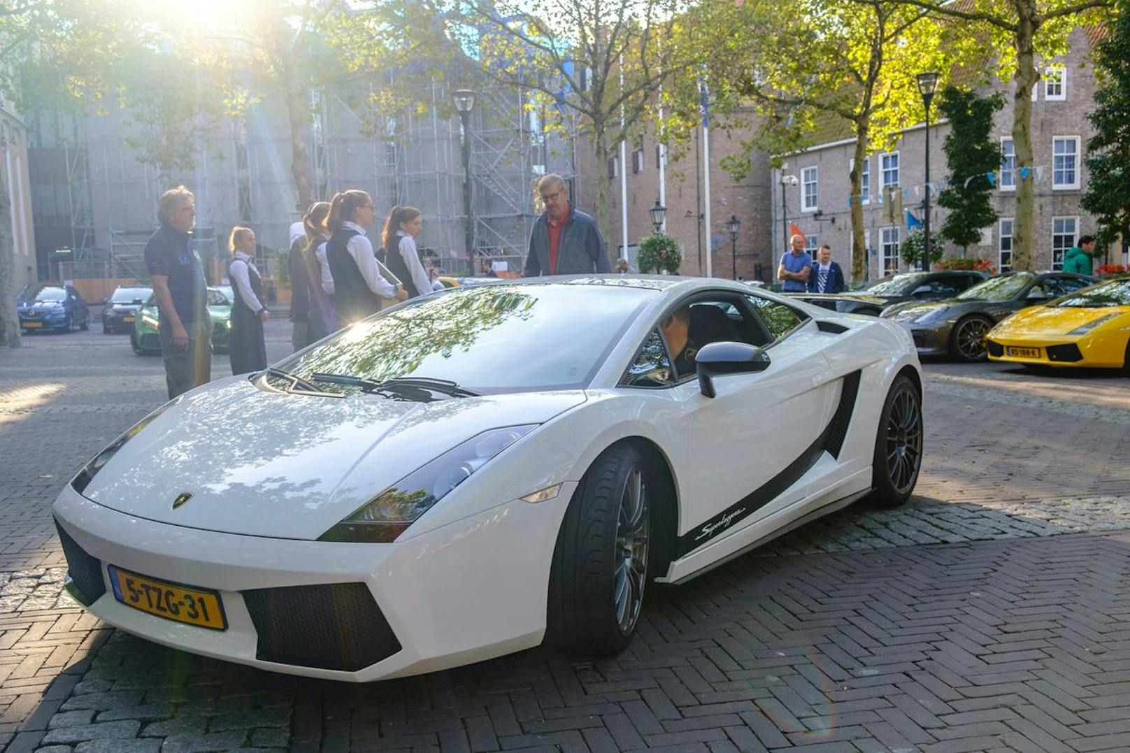 Hochzeitskorso mit Lamborghini legt Autobahn lahm
