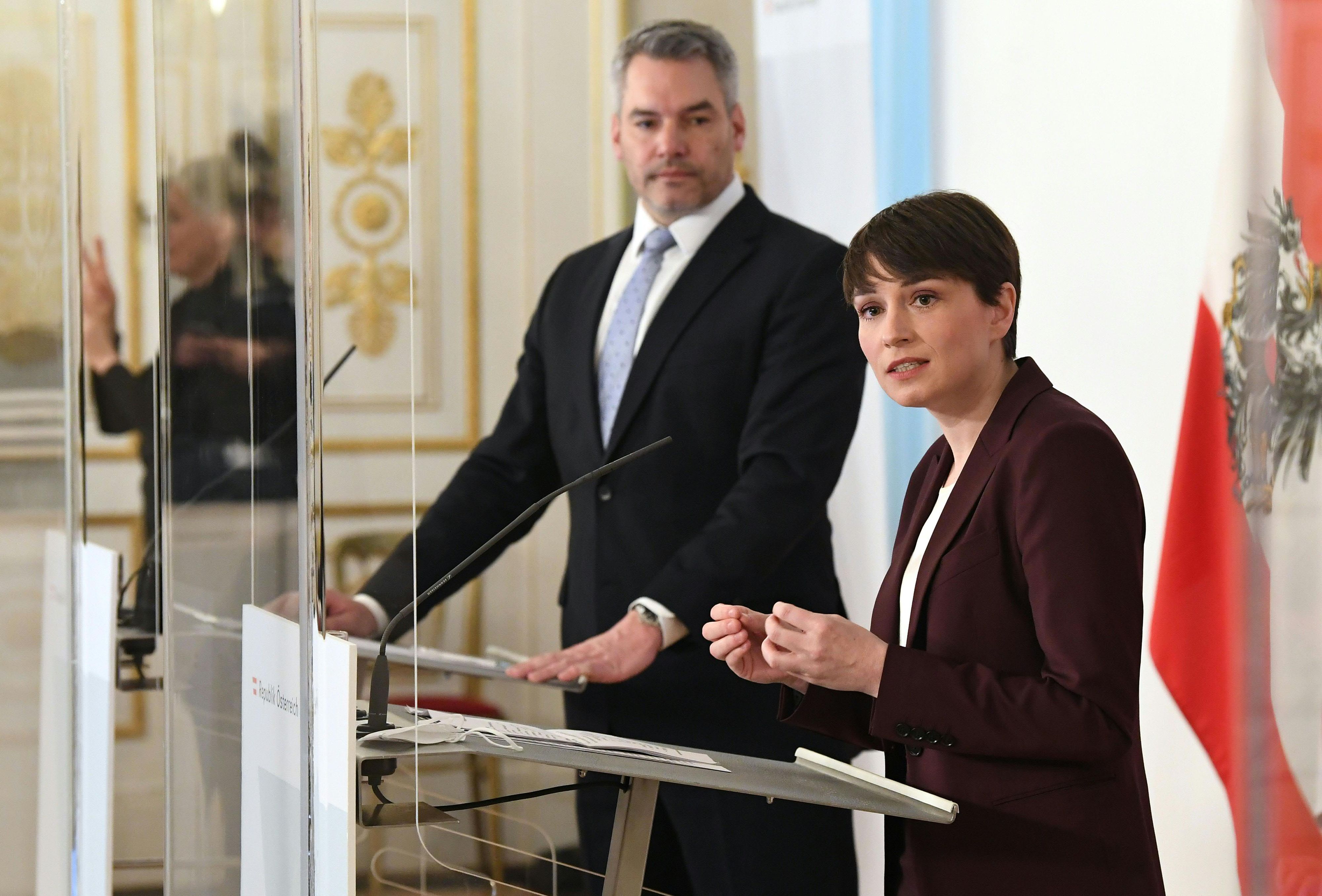 Bundeskanzler Karl Nehammer verurteilt die Glaswurf-Attacke auf Grünen-Politikerin Maurer aufs Schärfste. 