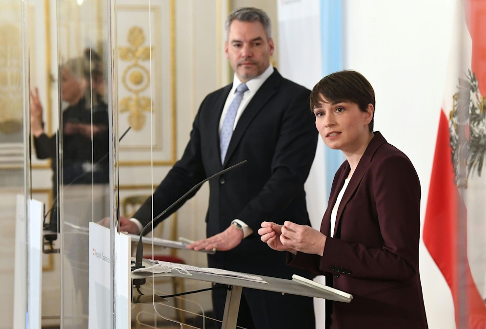 Bundeskanzler Karl Nehammer verurteilt die Glaswurf-Attacke auf Grünen-Politikerin Maurer aufs Schärfste. 