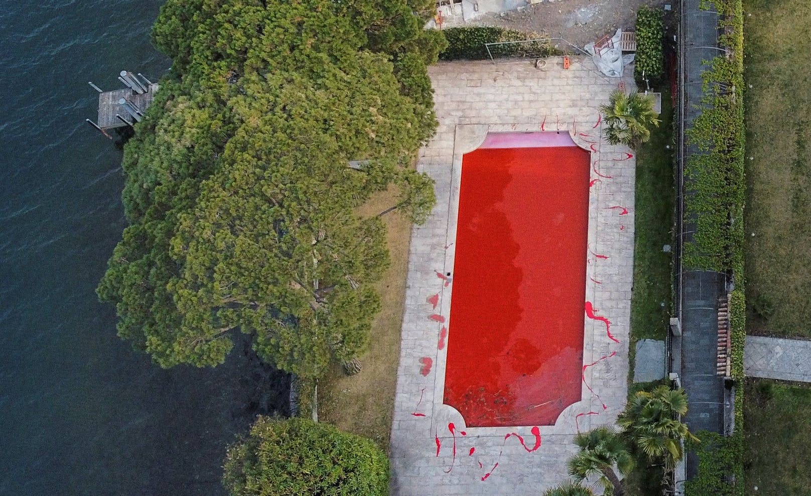 In&nbsp;Solowjews zweites Haus in Uferlage Unbekannte sogar rote Farbe.&nbsp;