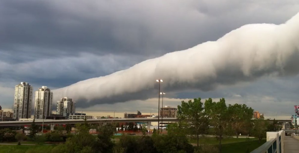 Morning Glory Cloud – eine schnurgerade Wolke, die mehrere hundert Kilometer lang sein kann.
