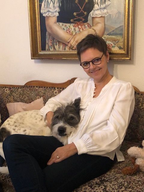 Dagmar K. Raimund war 20 Jahre verheiratet, bevor ihr Mann sich in einen anderen Mann verliebte. Heute hilft sie als Beraterin anderen Frauen in derselben Situation.