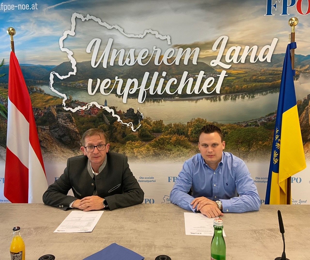 Tempo 80 auf A22: Dieter Dorner und Andreas Bors (r.)