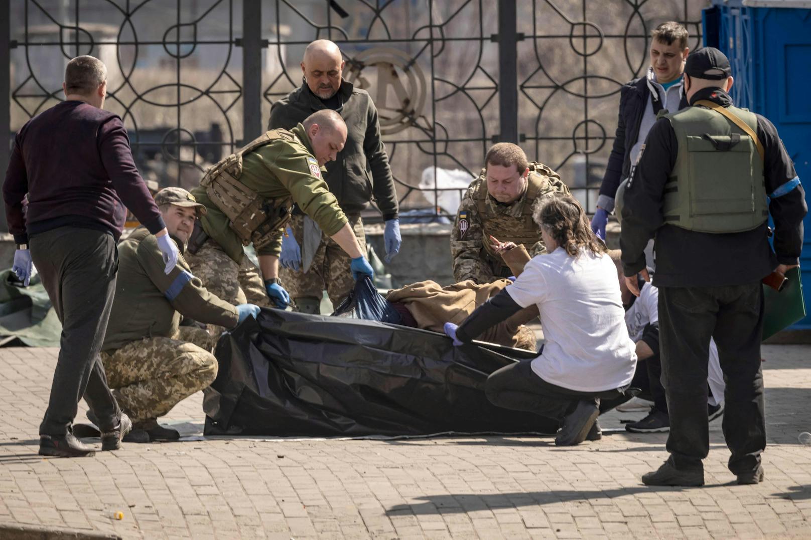 Mindestens 100 Menschen wurden verletzt.