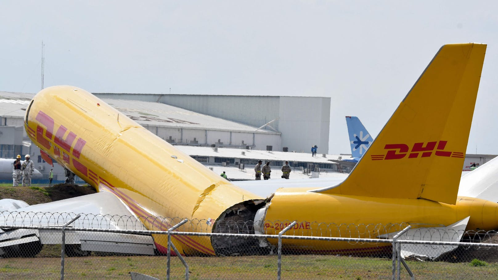 Notlandung am internationalen Flughafen von San José: Die DHL-Maschine wurde zweigeteilt.