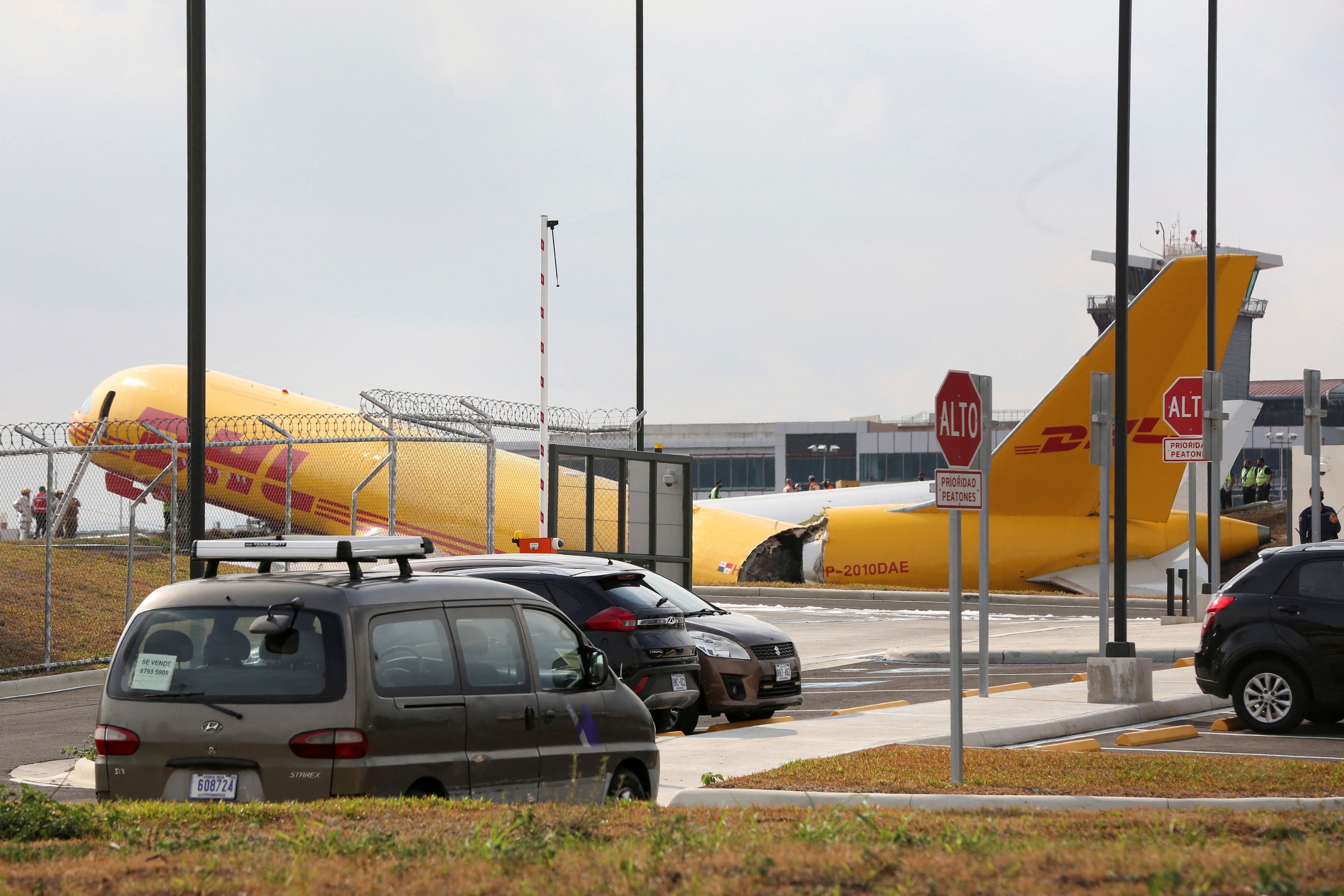 Ein DHL-Frachtflugzeug ist am Donnerstag bei der Landung auf dem internationalen Flughafen von San José von der Landebahn gerutscht und in zwei Teile zerbrochen