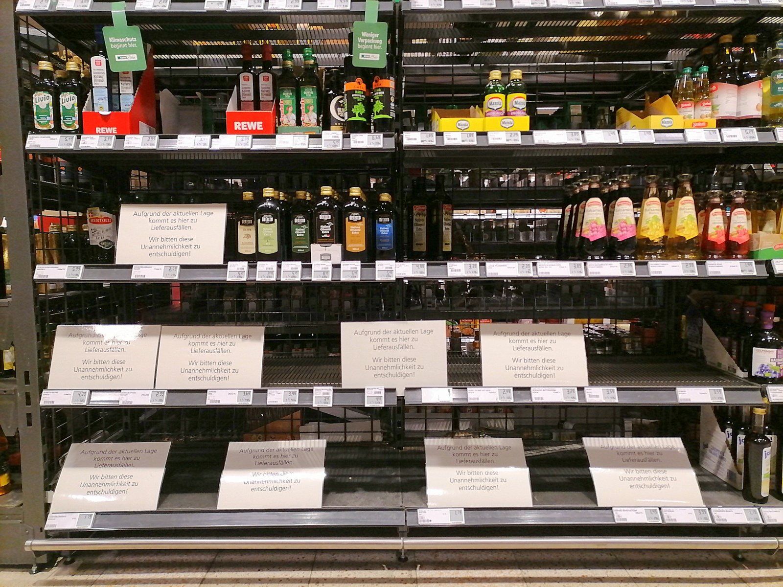 "Aufgrund der aktuellen Lage kommt es hier zu Lieferausfällen" ist reihenweise in den Sußpermärkten zu lesen.