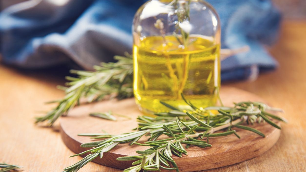 Rosmarin kann man nicht nur essen, sondern auch als Tee trinken.