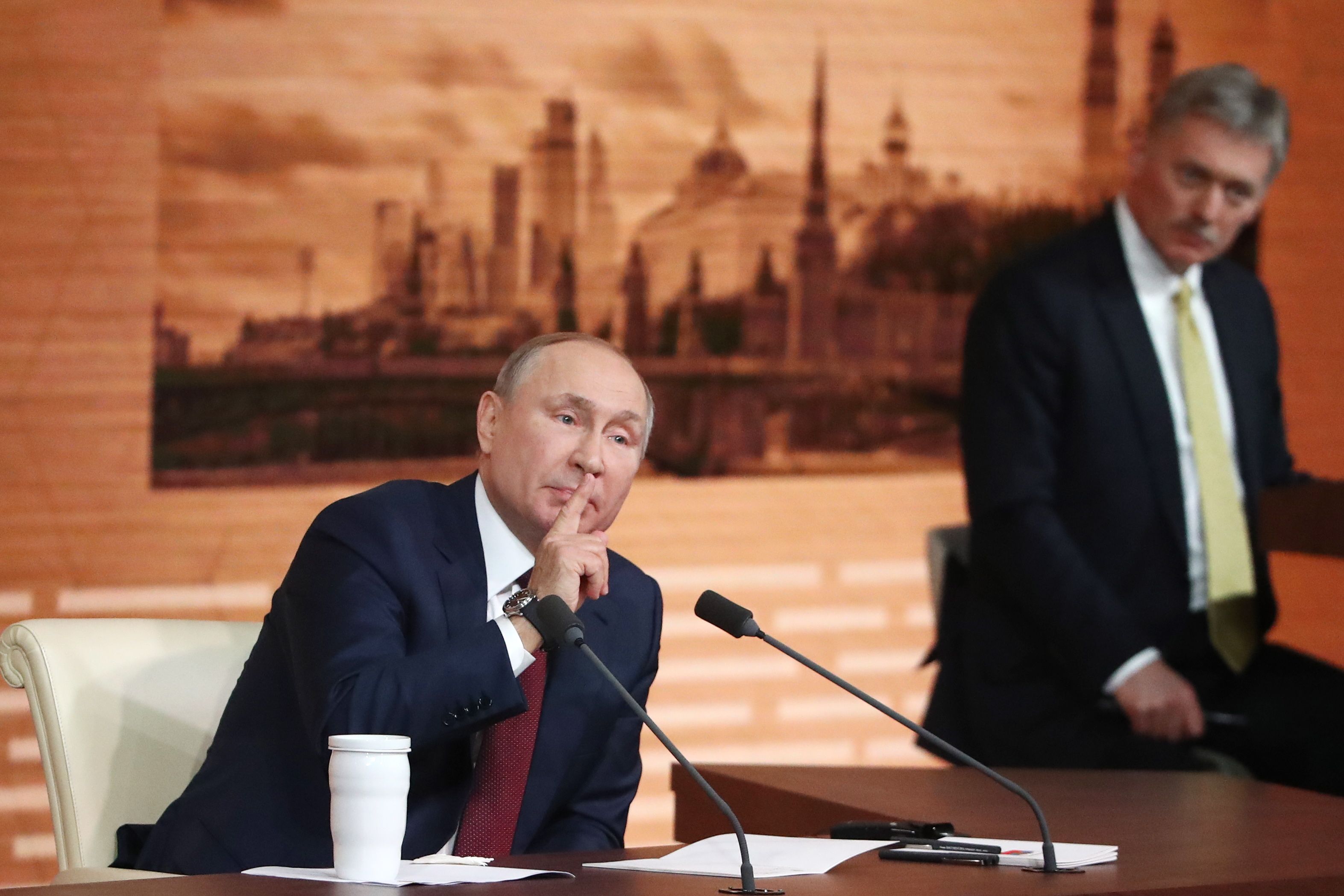 Download von www.picturedesk.com am 08.04.2022 (10:22).  MOSCOW, RUSSIA - DECEMBER 19, 2019: Russia's President Vladimir Putin (L) and his spokesman Dmitry Peskov give the 15th annual end-of-year news conference at the World Trade Centre. Valery Sharifulin/TASS - 20191219_PD2412 - Rechteinfo: Rights Managed (RM)