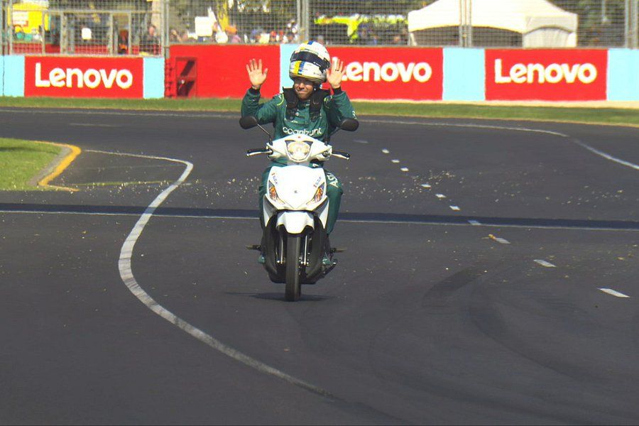 Sebastian Vettel fuhr auf dem Roller zurück an die Box. 