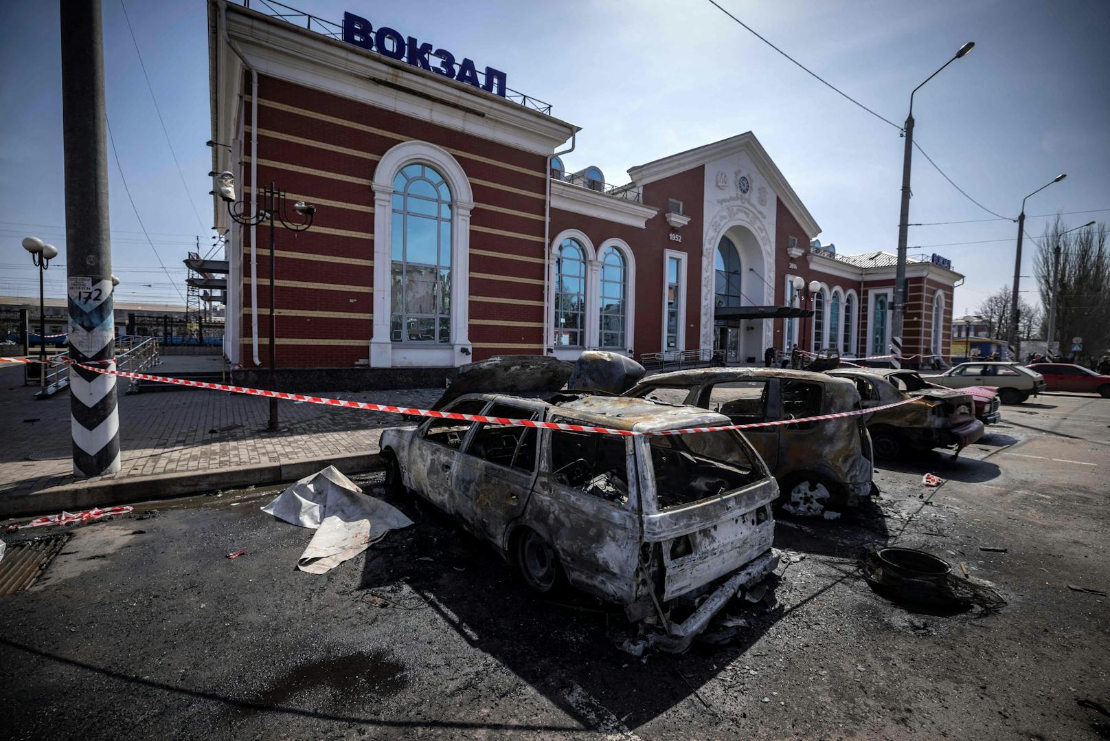 Zwei Raketen schlugen am Freitag beim Bahnhof in Kramatorsk ein,...