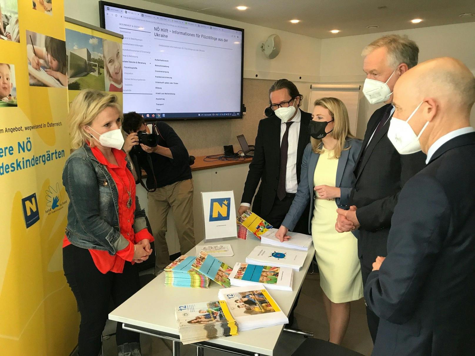 Die Bundesminister Susanne Raab, Martin Kocher und Martin Polaschek besuchten gemeinsam mit Landesrat Martin Eichtinger und dem Flüchtlingskoordinator Michael Taskac den ersten mobilen Servicepoint.