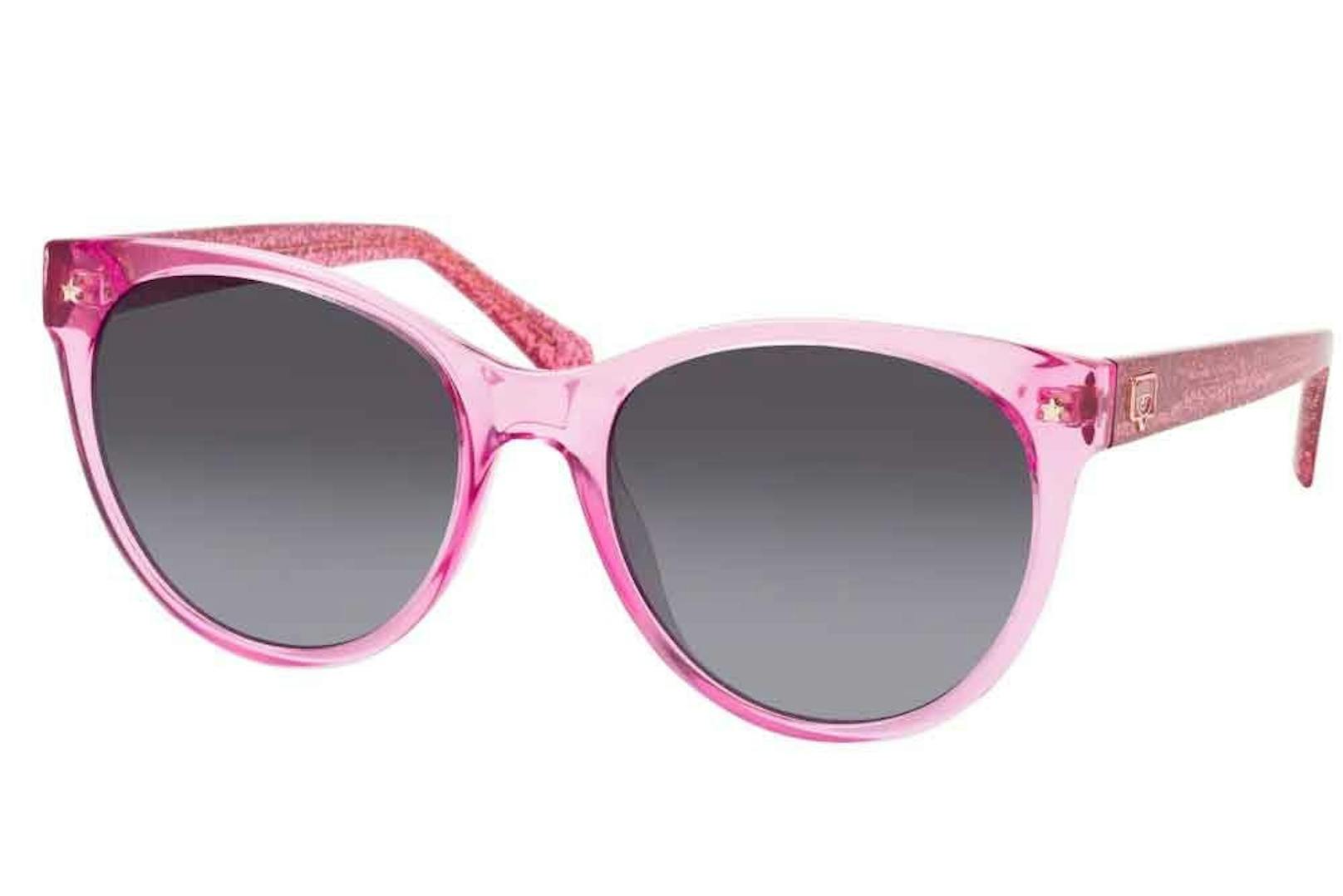 Chiara Ferragni lässt es pink werden. Die rosarote Brille setzen wir uns in diesem Sommer definitiv mit ihr auf. Dank der Brillen-Kollaboration mit Mister Spex.
