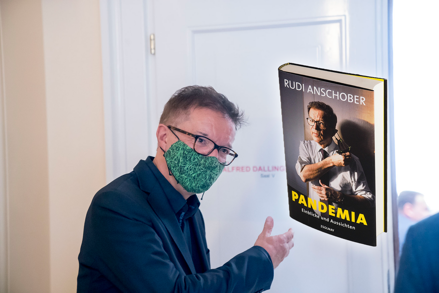 Auch, was es mit Anschobers Lieblings-Maske auf sich hat, erfährt man in 