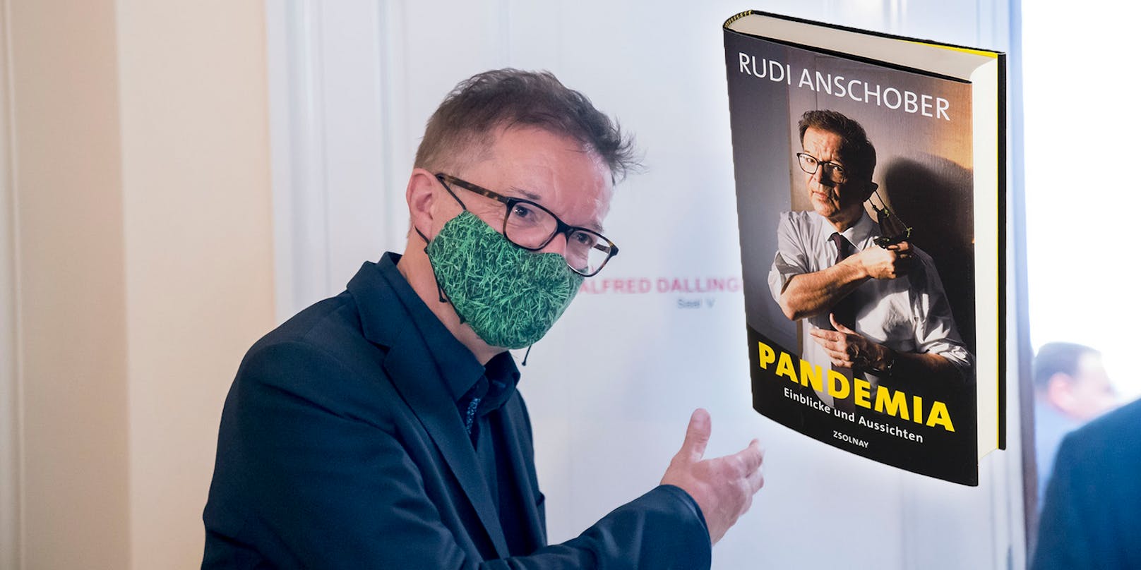 Auch, was es mit Anschobers Lieblings-Maske auf sich hat, erfährt man in "Pandemia".