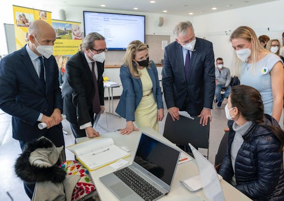 Die Bundesminister Susanne Raab, Martin Kocher und Martin Polaschek besuchten gemeinsam mit Landesrat Martin Eichtinger und dem Flüchtlingskoordinator Michael Taskac den ersten mobilen Servicepoint.