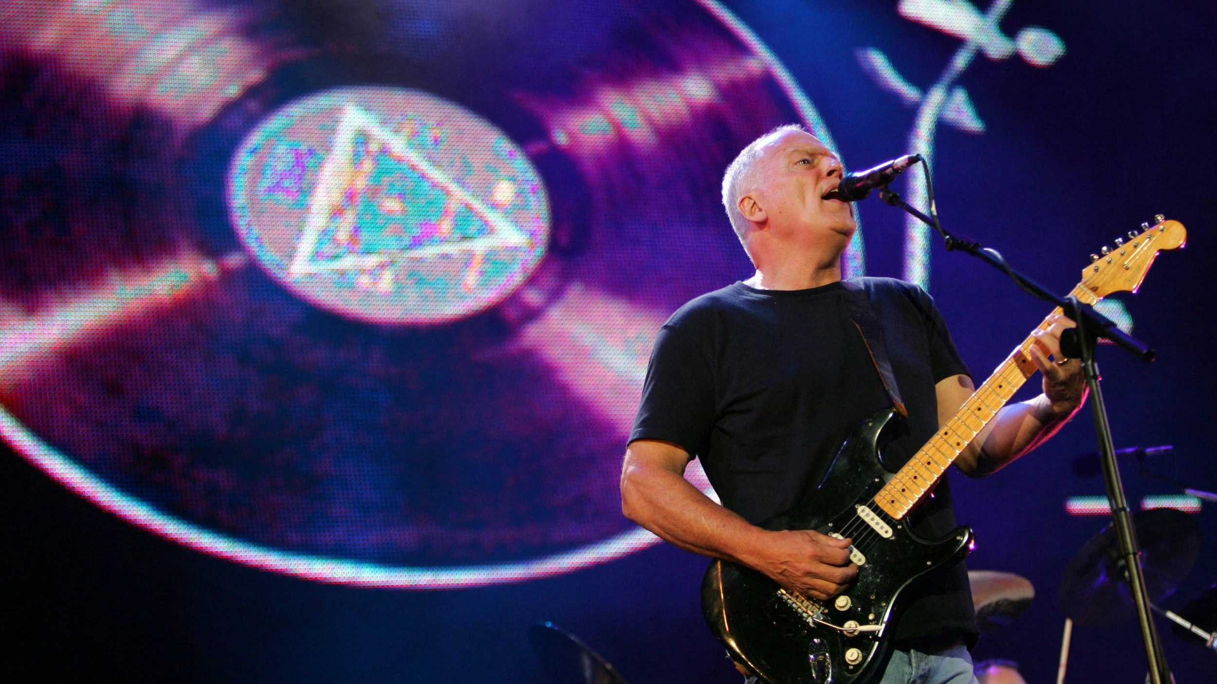 Download von www.picturedesk.com am 08.04.2022 (10:19).  (FILES) In this file photo taken on July 3, 2005, Pink Floyd's David Gilmour performs during the Live 8 concert for Africa in Hyde Park in London. - David Gilmour is among several big names in music to speak out and take action following Russia's military invasion on Ukraine, removing his own and Pink Floyd's post-1987 music from Russian and Belarusian streaming platforms. (Photo by JOHN D MCHUGH / AFP) - 20050702_PD1742 - Rechteinfo: Rights Managed (RM) Nur für redaktionelle Nutzung! Werbliche Nutzung erfordert Freigabe: bitte schicken Sie uns eine Anfrage.