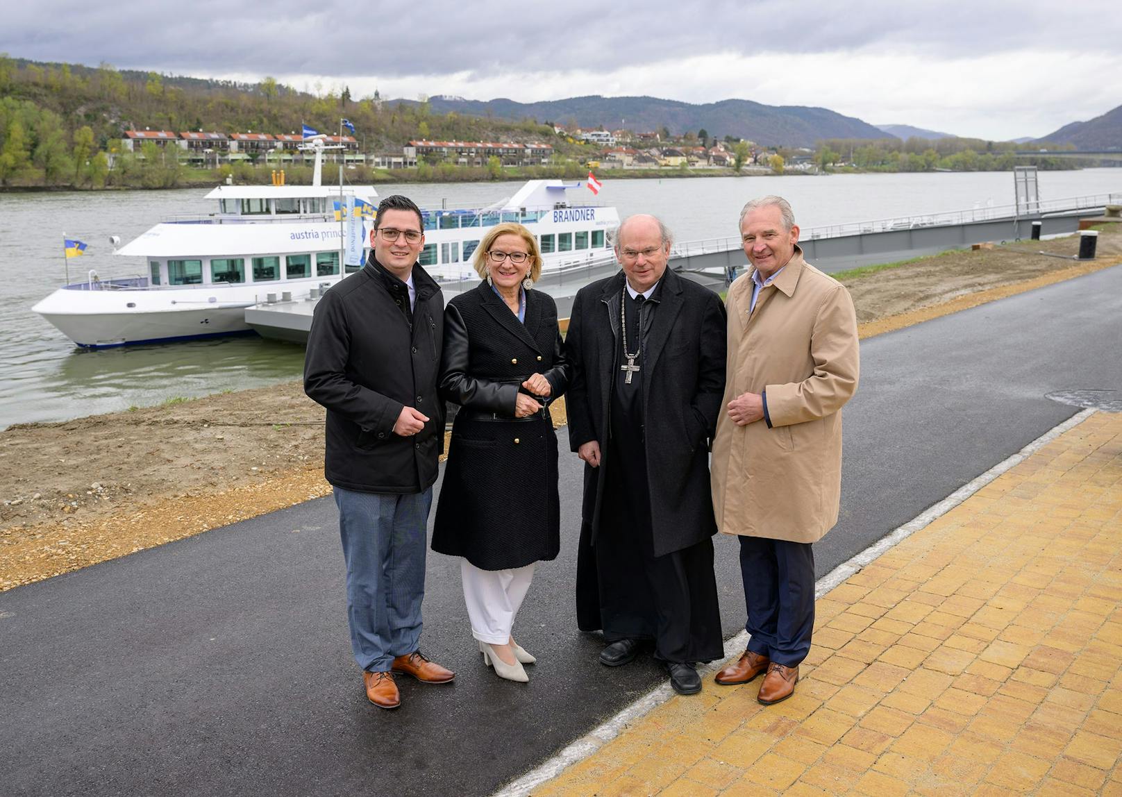 Melks Hafenspitz ist rechtzeitig zum Tourismusstart fertig geworden. Landeshauptfrau Johanna Mikl-Leitner mit Ehren- und Festgästen bei der Eröffnung.