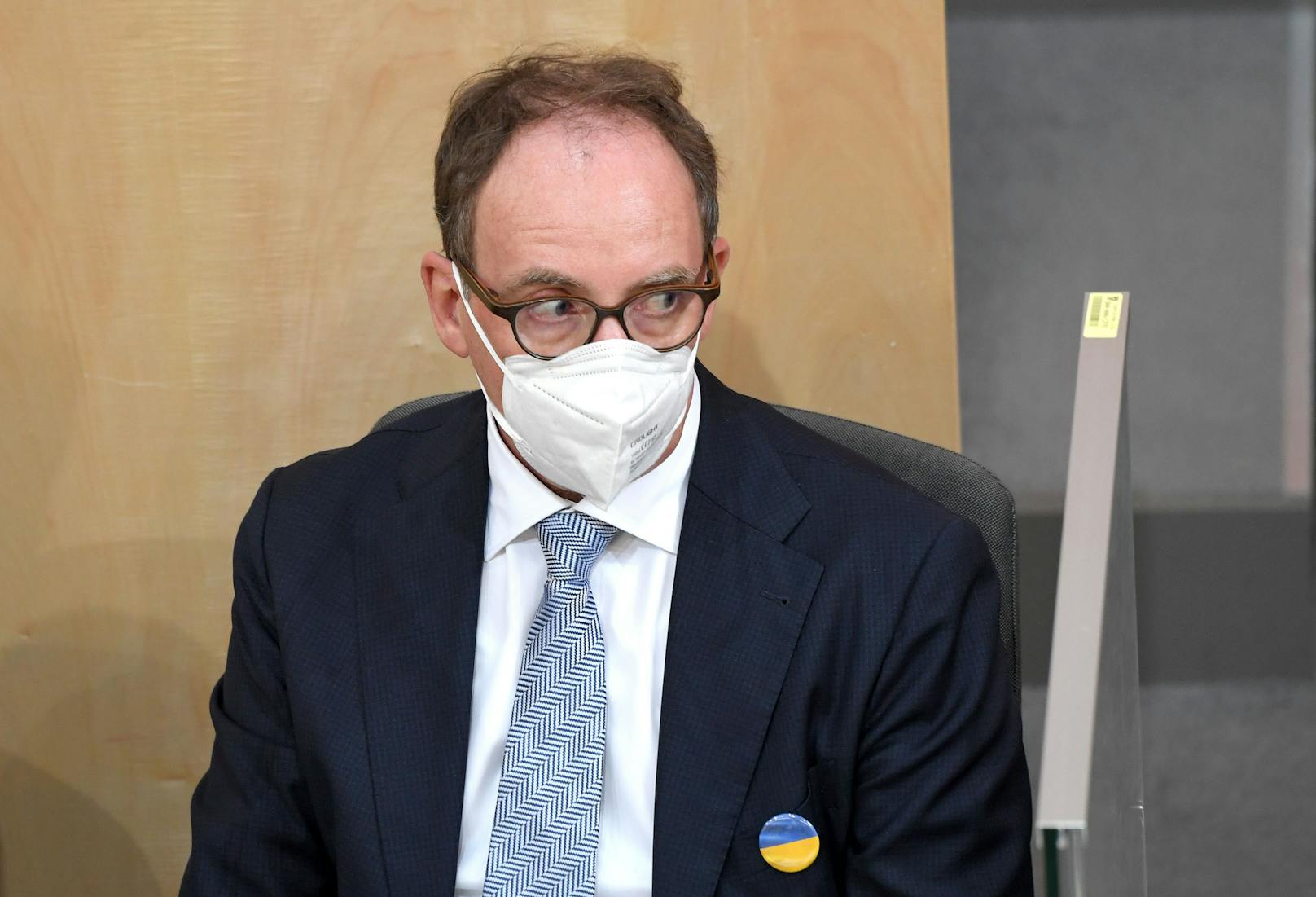 Gesundheitsminister Johannes Rauch warnt in einem Corona-Update vor über 200 Symptomen der Erkrankung.