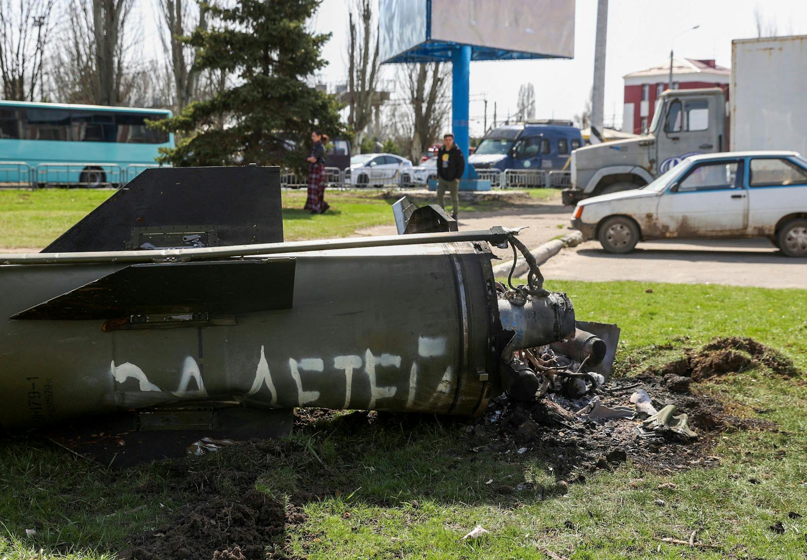 Auf dem Bahnhofsvorplatz lagen die Überreste einer Rakete mit der russischen Aufschrift "Für unsere Kinder". Der Platz war mit verlassenen Gepäckstücken, Scherben und Splittern übersät.