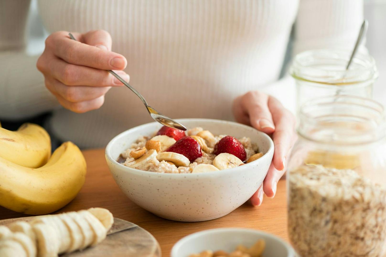 Ein ausgewogenes Frühstück bringt dich durch den Tag und sollte aus gesundem Fruchtzucker und Eiweiß bestehen. Dafür eignen sich am besten Porridge mit Haferflocken und frische Früchte wie Bananen. 