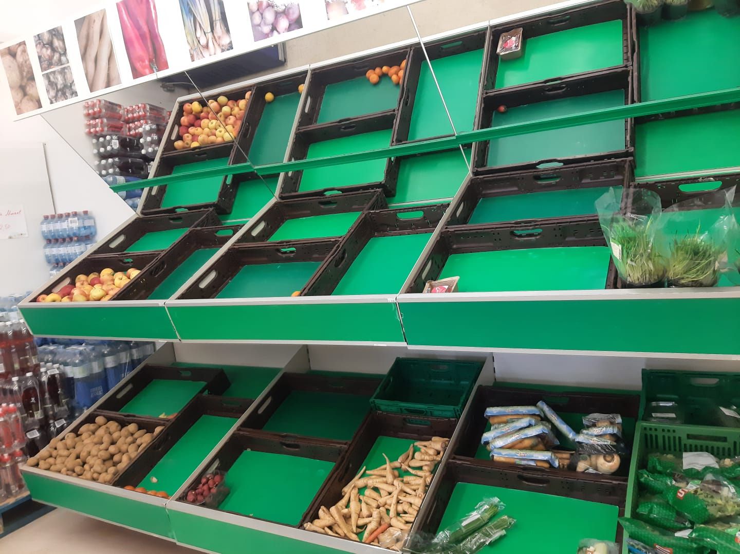 Gegen Ende eines Einkaufstages sind die Regale leer geräumt. 