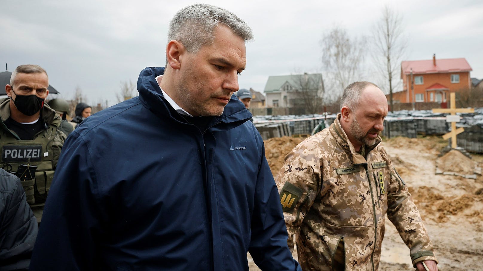 Bei den Toten in Butscha handelt es sich zum größten Teil um Zivilisten, die Opfer mutmaßlicher Kriegsverbrechen wurden. So wurden offenbar viele von ihnen mit ...