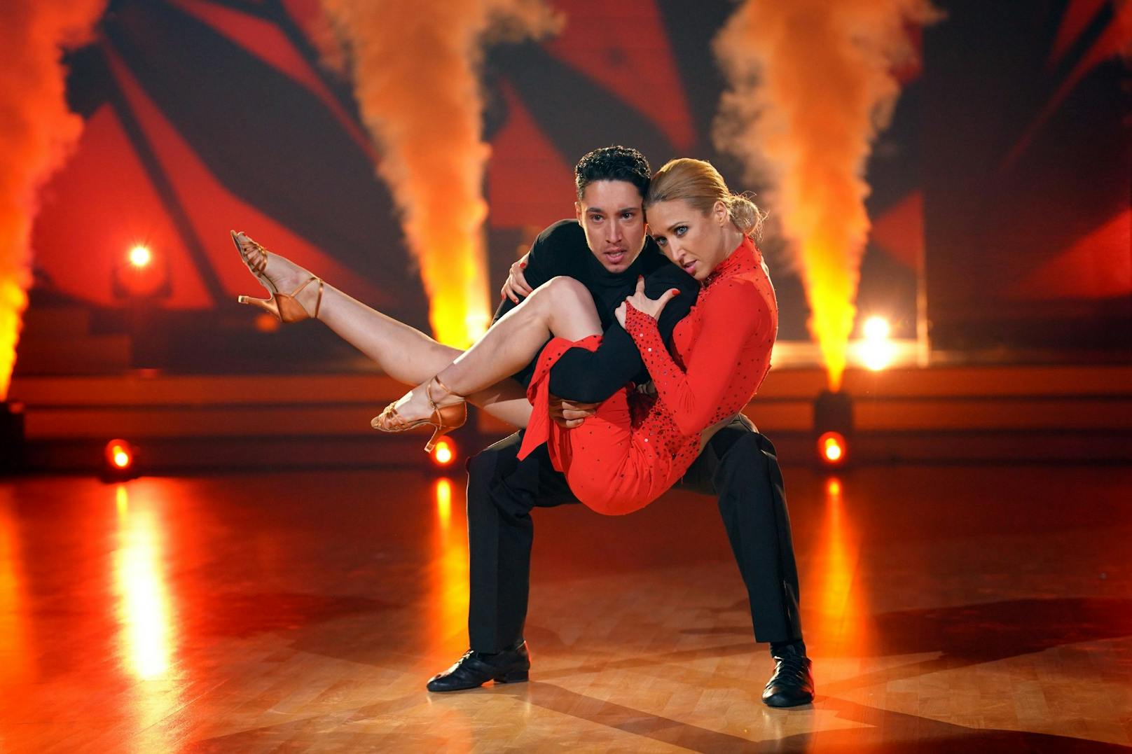 René Casselly und Kathrin Menzinger tanzen Tango. 