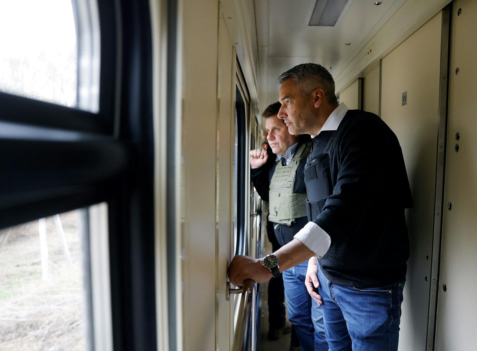 Nach einer 14-stündigen Anreise via Flugzeug und Zug hat die Delegation von Bundeskanzler Karl Nehammer am Samstagmittag Kiew erreicht.